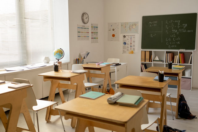 large-classroom-contemporary-school-with-rows-desks